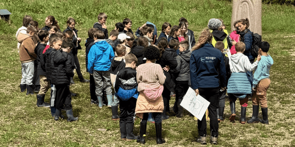 Les élèves de l'école primaire publique Julie Daubié de Saint-Ségal sur leur aire éducative accompagnés par Maëla PERON de l'EPAGA en mai 2026