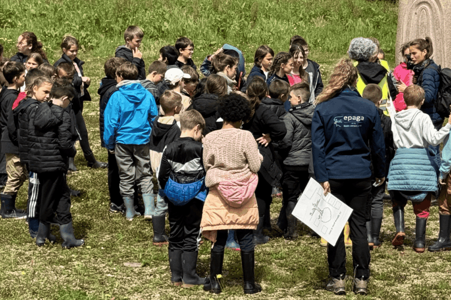 Les élèves de l'école primaire publique Julie Daubié de Saint-Ségal sur leur aire éducative accompagnés par Maëla PERON de l'EPAGA en mai 2026