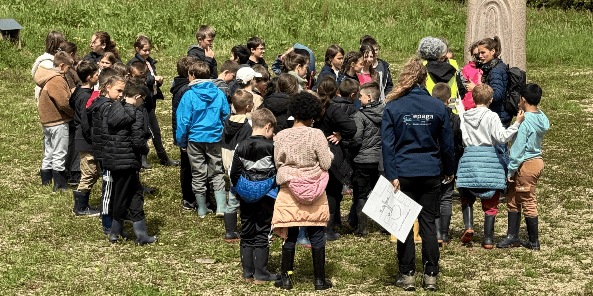 Les élèves de l'école primaire publique Julie Daubié de Saint-Ségal sur leur aire éducative accompagnés par Maëla PERON de l'EPAGA en mai 2026